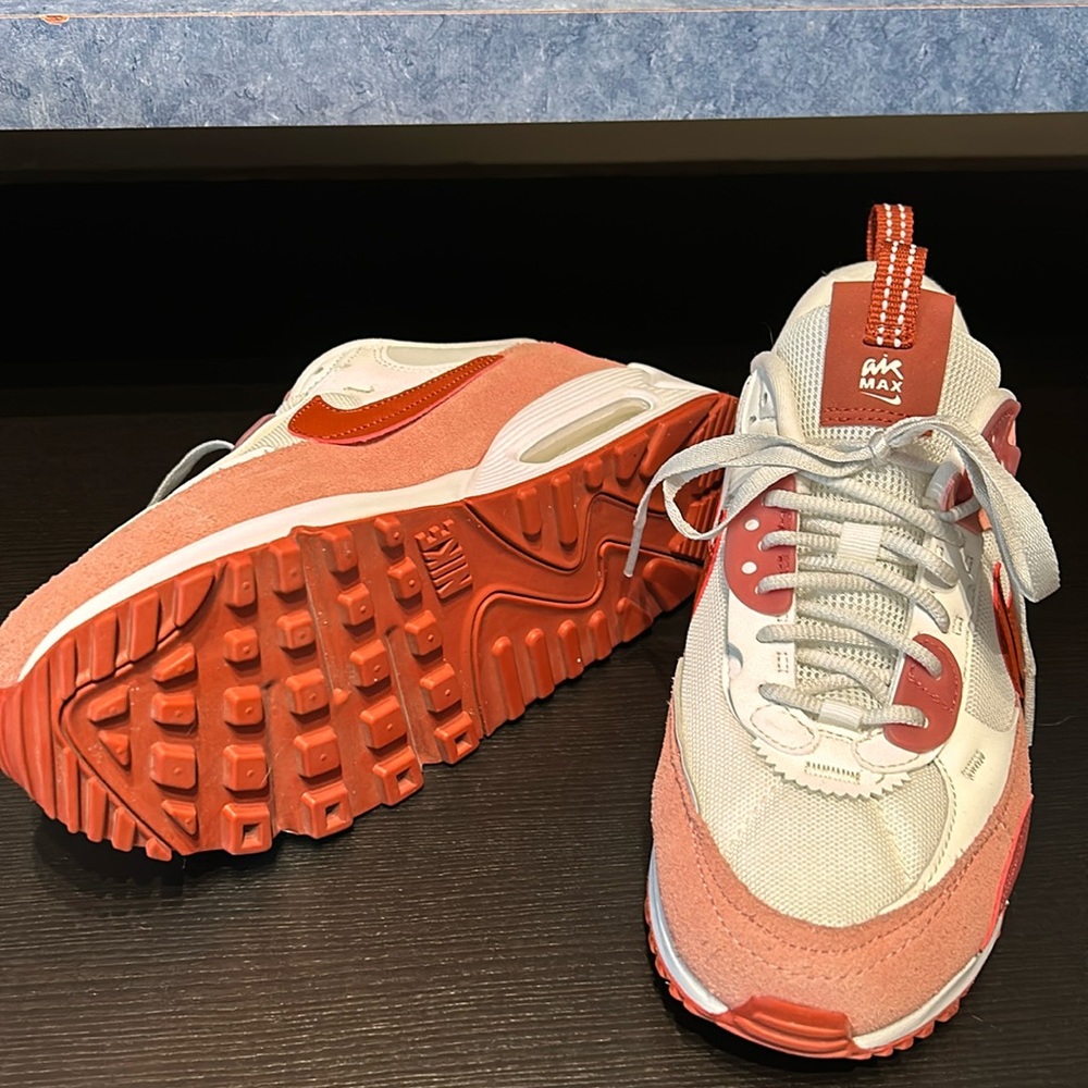 Ladies size 8 Nike Air Max